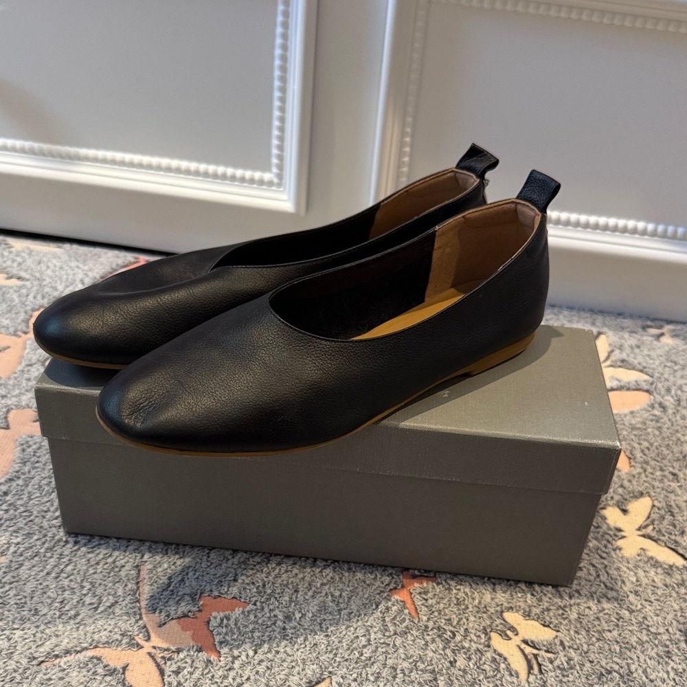 Elegant Leather Black Women's Flats